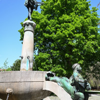 Der im Jugendstil gestaltete Minnesängerbrunnen im Rosenaupark ist eine Stiftung von Babette Bach und stammt aus dem Jahr 1905.