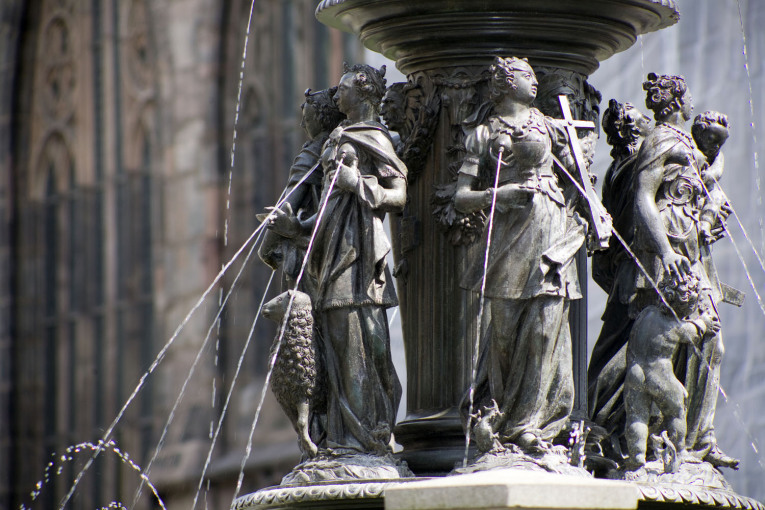 Brunnenfiguren des Tugendbrunnens vor der Lorenzkirche.