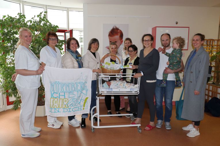 Vorstellung des Willkommensgeschenks für Neugeborene im Südklinikum Nürnberg
