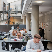 Studenten beim Lernen in der TH Nürnberg