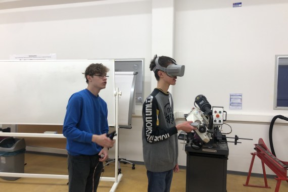 Schüler testen VR-Anwendung
