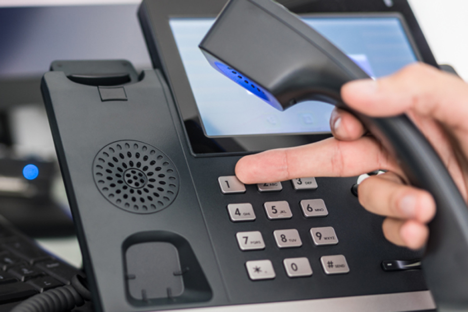 Modernes Telefon mit Hand am Hörer