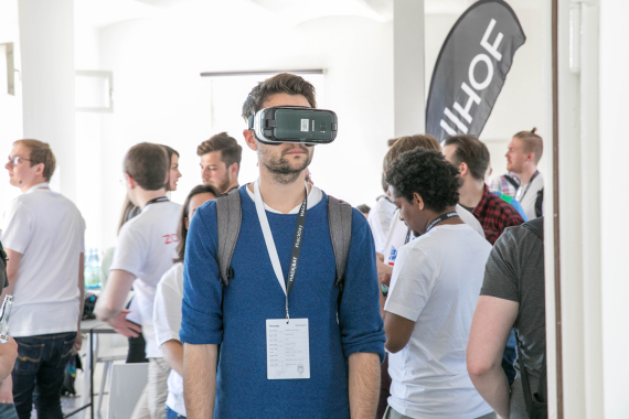 Mann mit VR-Brille im Gründerzentrum Zollhof