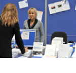 Frauen an Infostand