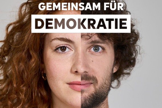 Zusammengeschnittene Gesichtshälften zweier Menschen. Darüber steht der Slogan Gemeinsam für Demokratie