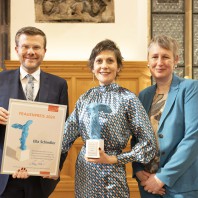 Oberbürgermeister Marcus König und Hedwig Schouten, Frauenbeauftragte der Stadt Nürnberg, vereliehen den Frauenpreis 2024 an Ella Schindler