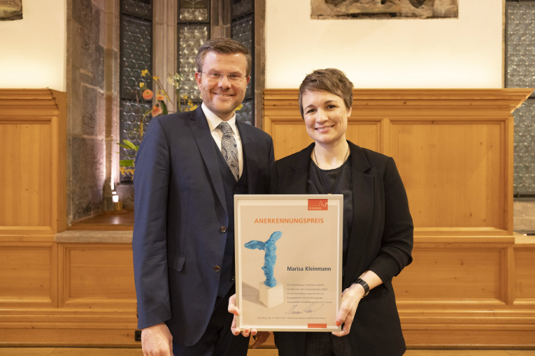 Oberbürgermeister Marcus König mit Anerkennungspreisträgerin Marisa Keinmann