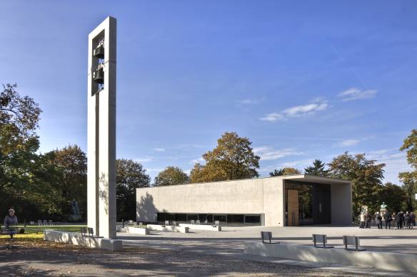 Neue Trauerhalle mit Glockenturm