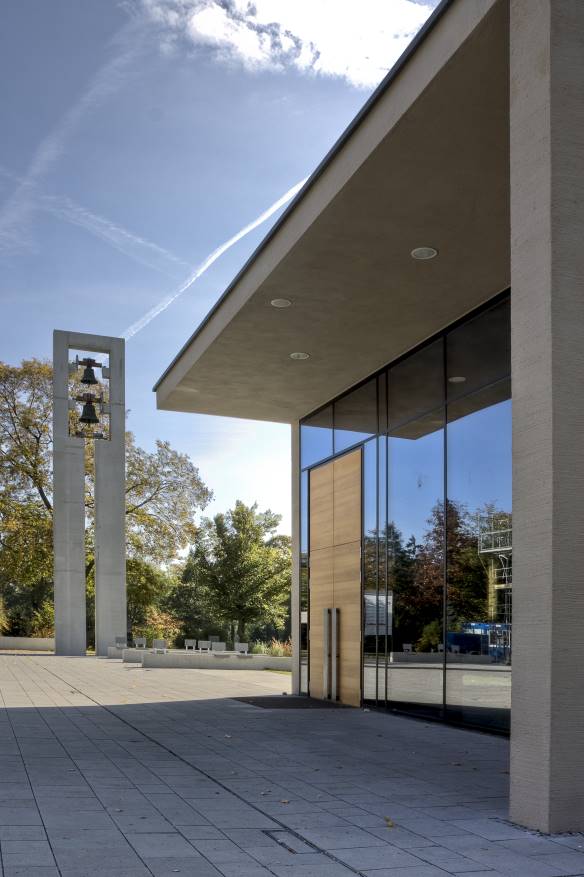 Neue Trauerhalle West mit Glockenturm