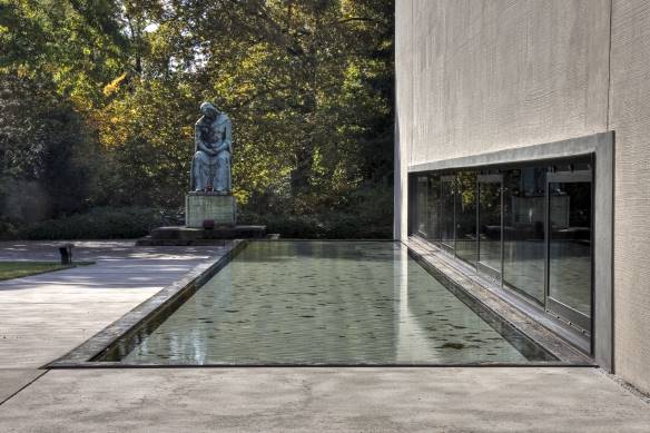 Wasserbecken mit Blick auf Skulptur