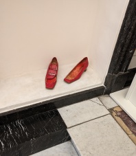 rote Schuhe im Foyer