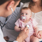 Säugling beim Kinderarzt