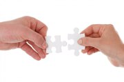 Zwei Hände verbinden Puzzleteile