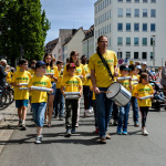 Kinder und Jugendliche mit gelbfarbgen T-Shirts im Umzug