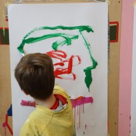 Kind malt an der Staffelei