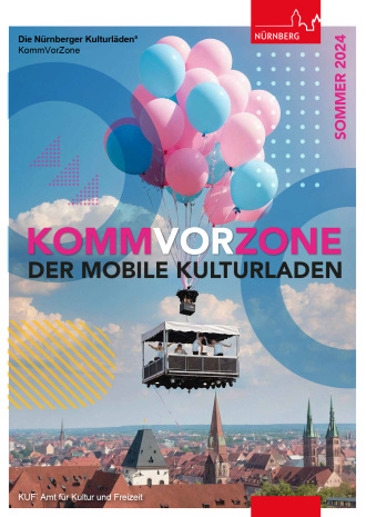 Plakat KommVorZone. Eine Bühne fliegt mit Luftballons über Nürnberg.
