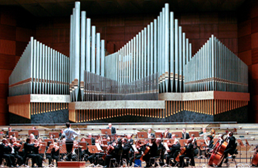 Die Symphoniker vor der Steinmeyer-Orgel.