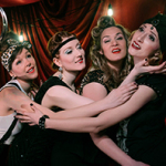 Die vier Sängerinnen von Gretchens Antwort, verkleidet im Stil der 1920er Jahre