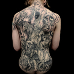 Eine nackte Frau mit einem großflächigen Tattoo mit Dürer-Motiven auf dem Rücken
