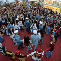 Griechischer Tanz beim Frühjahrsvolksfest in Nürnberg
