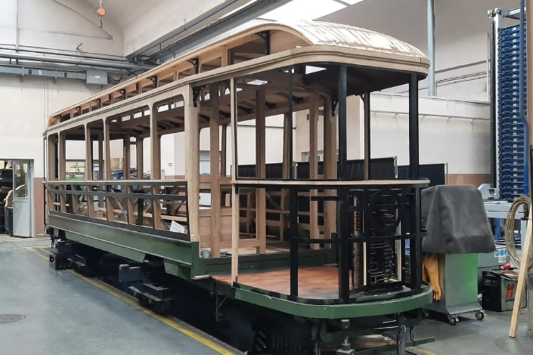 Der Zeppelinwagen mit Holzgerippe in der Krakauer Werkstatt