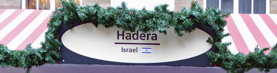 Schild der Hadera Bude am Markt der Partnerstädte