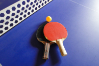 Tischtennisplatte mit Ball und Schläger