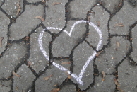 Strasse mit Kreideherz