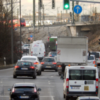 Der Verkehr staut sich auf dem Frankenschnellweg an der Kreuzung zur Schwabacher Straße.
