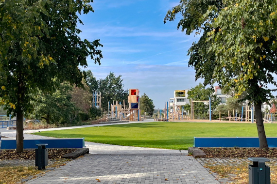 Blaue Sitzelemente mit Blick auf den Spielplatz und die Kaiserburg