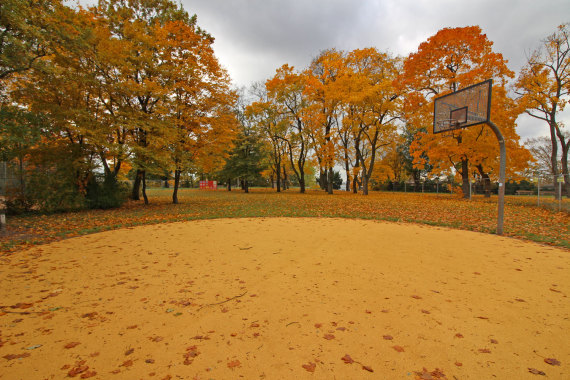 Neu gestaltetes Basketballfeld