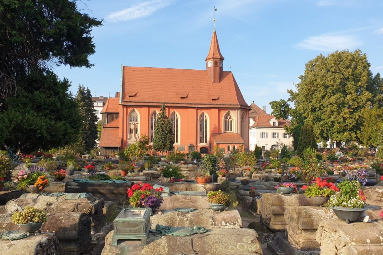 Blick von Süden über den Johannisfriedhof auf die St. Johannis Kirche