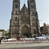 Bauarbeiten vor der Lorenzkirche im April 2024