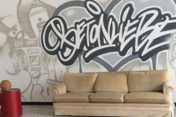 Sofa in den Räumen der Streetartzentrale.