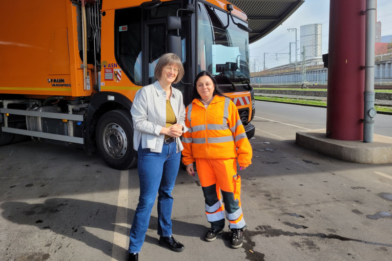 Britta Walthelm (links), Erste Werkleiterin des Abfallwirtschaftsbetriebs Nürnberg (ASN) und Referentin für Umwelt und Gesundheitund Senem Veit, erste Frau bei ASN hinter dem Steuer eines Müllfahrzeugs.