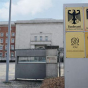 Blick auf den Eingangsbereich des Bundesamt für Migration und Flüchtlinge in der ehemaligen SS-Kaserne
