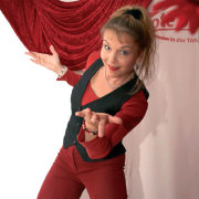 Steptänzerin Julia Kempken, Leiterin der Kleinkunsttheaters „Rote Bühne“, posiert für die Kamera
