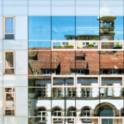 In der Glasfassade des neuen Schöller-Hauses spiegelt sich das Haus 1 des Nordklinikumsaus