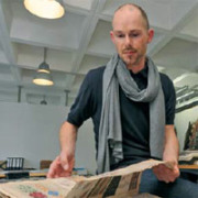 Designer Pascal Walter holt sich Anregungen aus einem Musterbuch von 1829-30