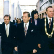 Präsident Václav Havel und der damalige Oberbürgermeister Peter Schönlein in der Straße der Menschenrechte