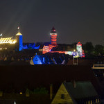 Die Kaiserburg wird jedes Jahr aufs Neue illuminiert. Viele Besucher stehen am Ölberg und warten auf den Beginn der Show.