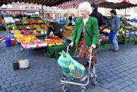Seniorin beim Einkauf auf dem Wochenmarkt