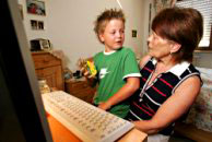 Oma mit Enkelkind vor dem PC