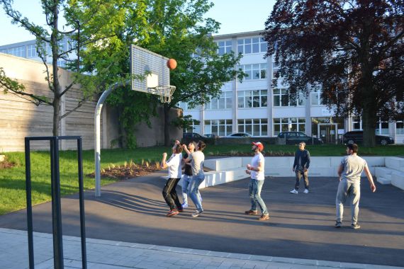 Arena und Basketballkorb des Kinder- und Jugendhauses TetriX