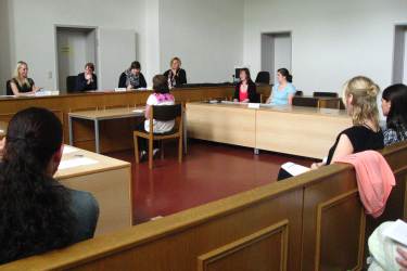 Jugendliche im Gerichtssaal