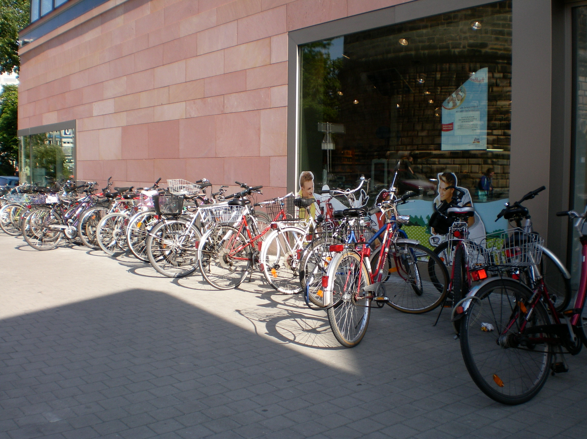 Ansicht der Fahrradständer an den Sebalder Höfen in Nürnberg