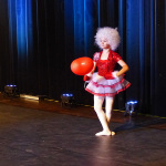Ballerina mit weissen Perücke und roten Ballon