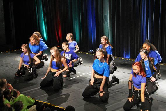 Junior Dance Festival 2022 Mädchen Gruppe mit blauen T-Shirts
