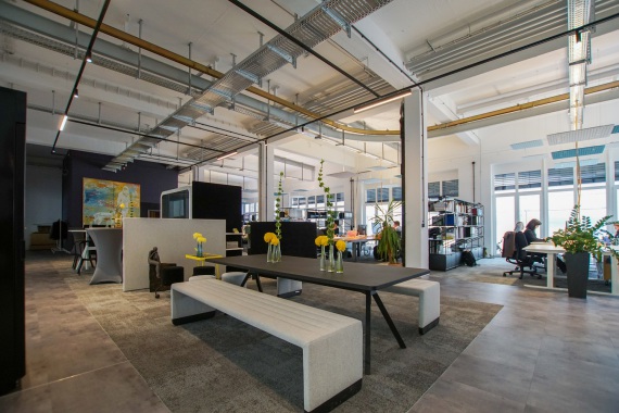 Ein Coworking-Space zeigt einen Raum mit verschiedenen, ansprechenden Arbeitsplätzen