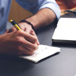 Büroangestellter macht sich Notitzen.